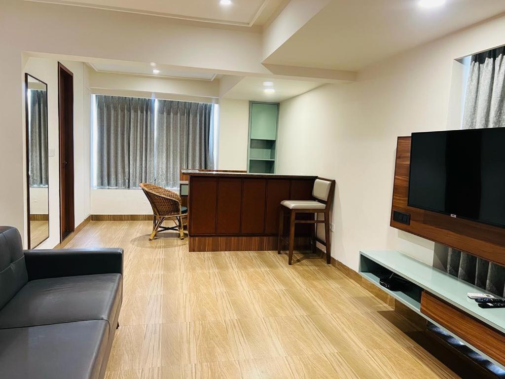 The Lemon Grass Hotel Gandhinagar Bagian luar foto