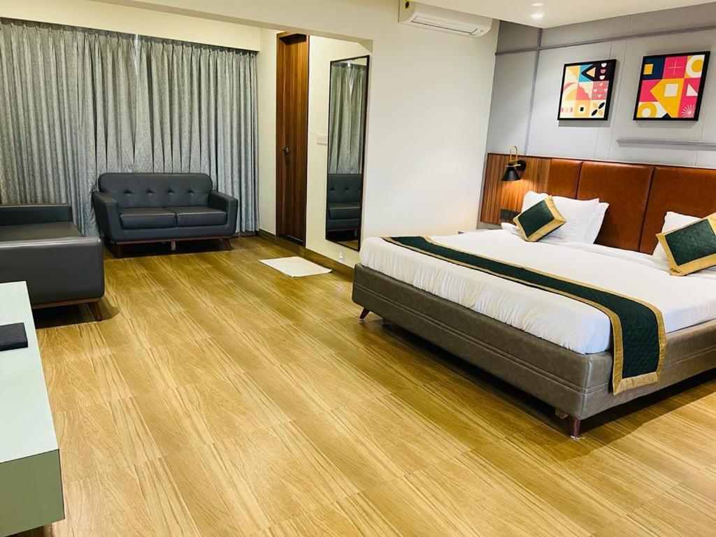 The Lemon Grass Hotel Gandhinagar Bagian luar foto