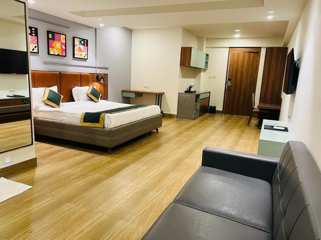 The Lemon Grass Hotel Gandhinagar Bagian luar foto