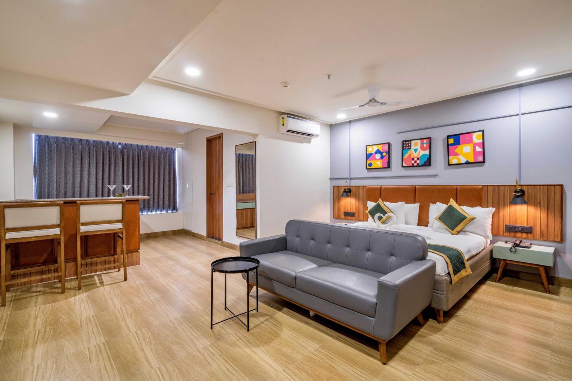 The Lemon Grass Hotel Gandhinagar Bagian luar foto