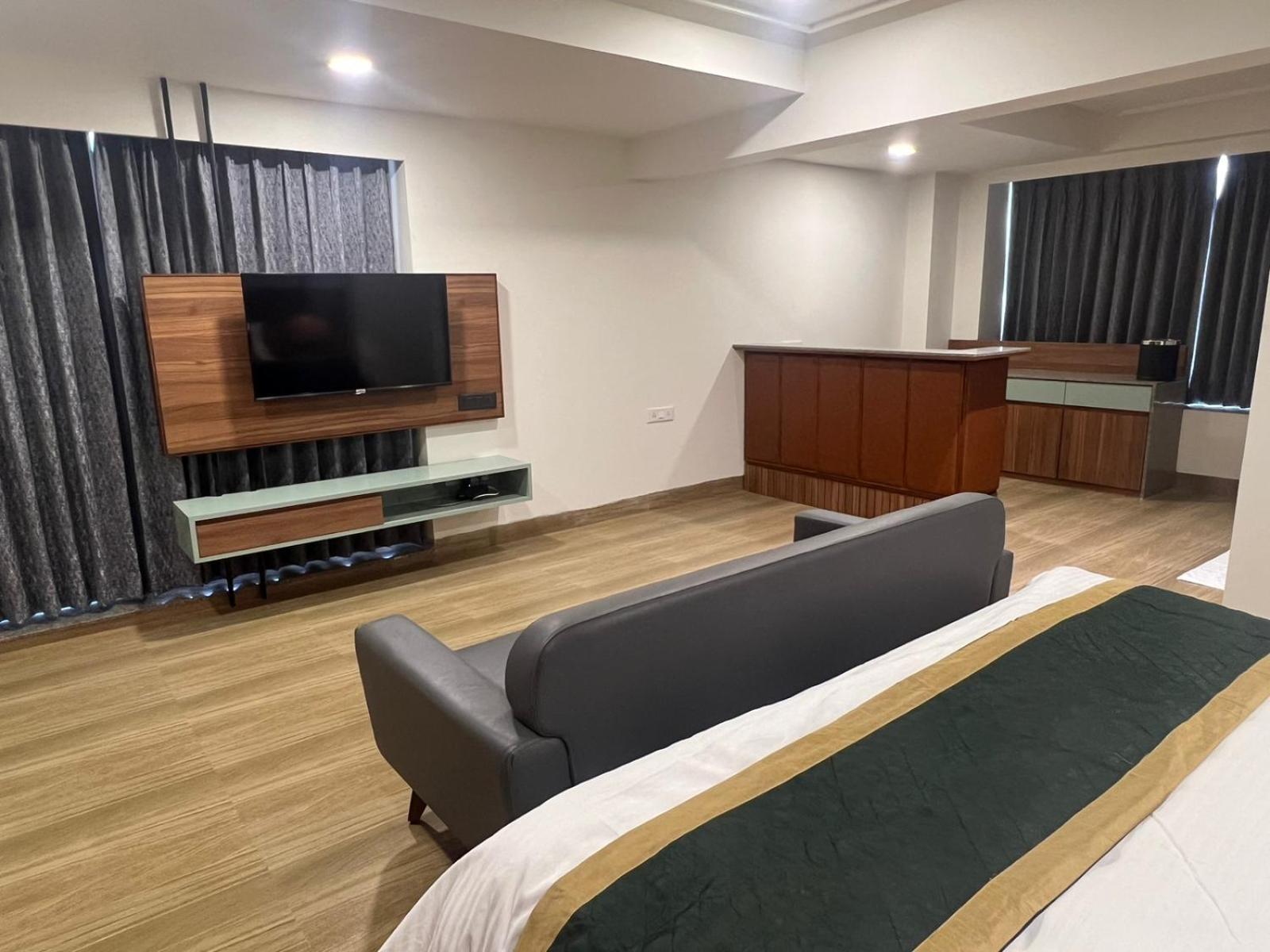 The Lemon Grass Hotel Gandhinagar Bagian luar foto