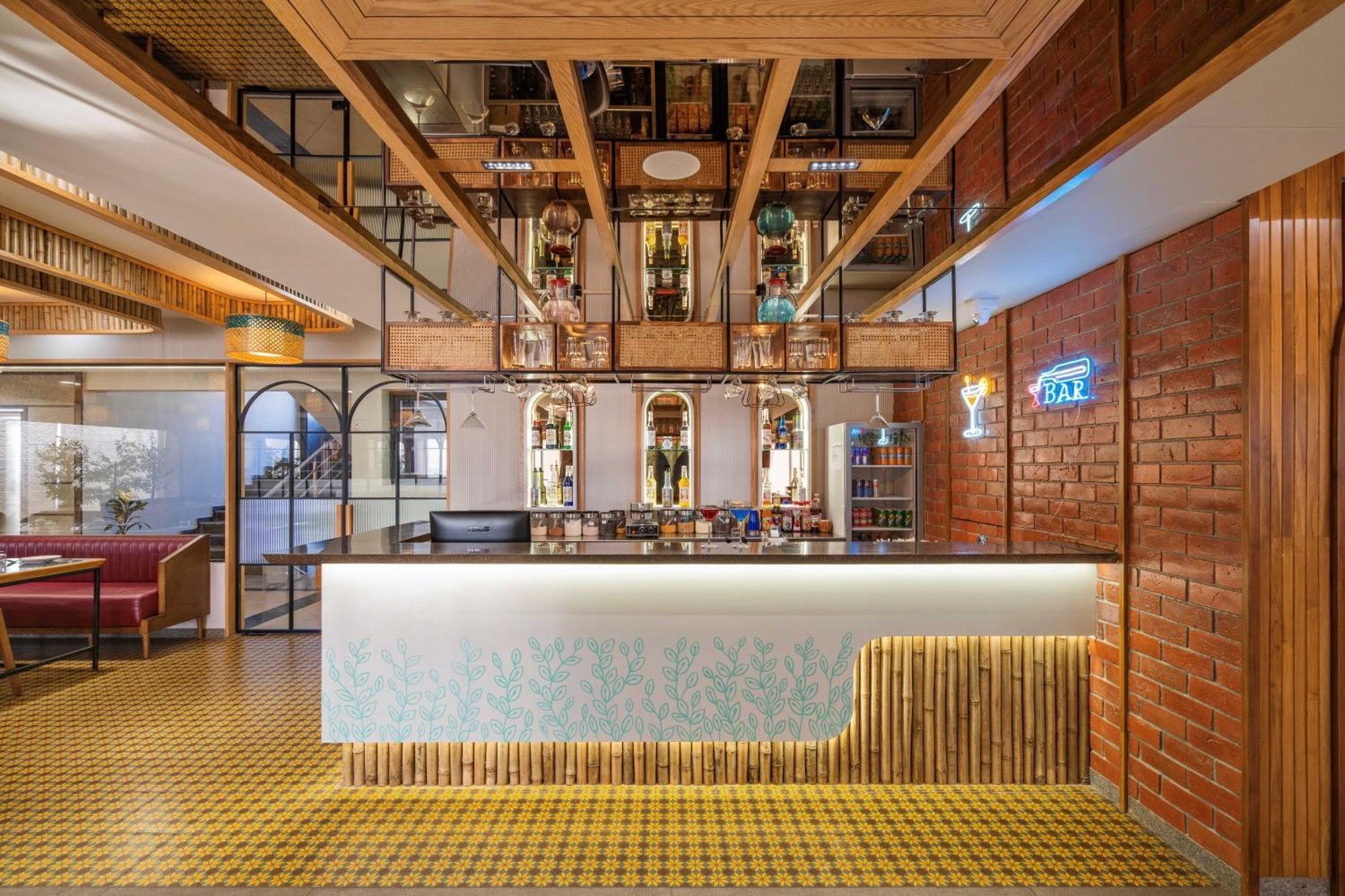 The Lemon Grass Hotel Gandhinagar Bagian luar foto